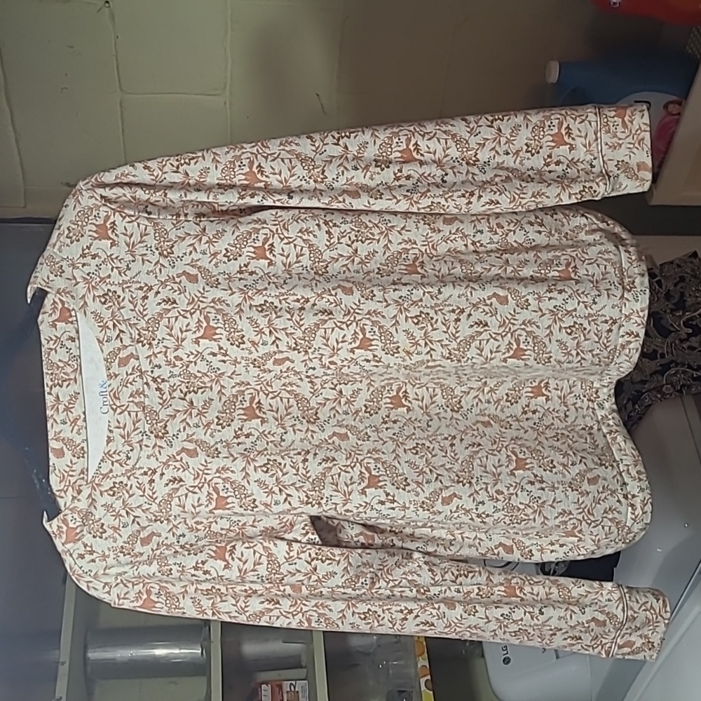Croft and Barrow long sleeve top. Size PM . L19" W24"  sleeves " 22  Beautiful .